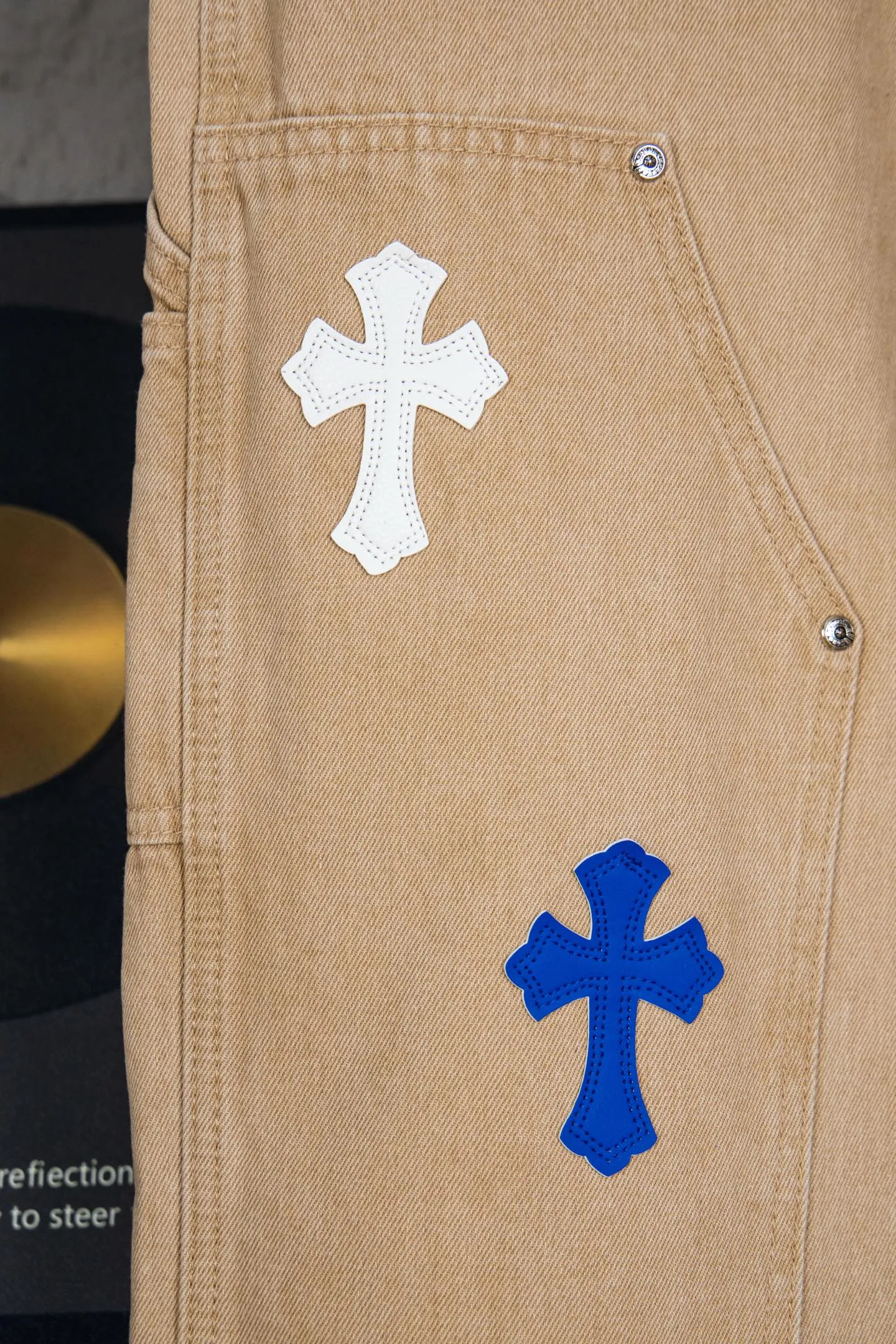P290 top version CH Chromehearts limited edition blue and white cross patch leather work jeans denim logging pants, cabinet price 34W level, patch cross pattern embellishment, washed jeans! ! An absolutely high-end luxury product, a 1.9W-level god-level single product, a super popular product, made by top heavy industry, a magic weapon that cannot be missed! [About Zangyin] This is an extremely luxurious fashion brand that can also be called the aristocracy of the high street. It has always been an exclusive brand for some hipsters or rich second generations. Compared with ordinary high streets, it is more luxurious and noble. Compared with luxury brands, it is more fashionable and individual. It has always been a brand that I have a special liking for. [Top heavy industry fashion design] Consistently high-street luxury style. Speaking of this style, the Zangyin family and GU family are definitely the leading representative brands. Especially the Zangyin family has really achieved a state-of-the-art effect in creating high-street style. The unique washed material is used to create this style. The color system is already quite eye-catching. After it is decorated with patchwork cross flowers, it cleverly highlights the charm of the brand. Secondly, this style uses classic The high-waist cutting design highlights the long legs and fashionable temperament of the upper body. The brand is highly recognizable and the slim fit configuration is more suitable for daily wear. It is a product that interprets personality, fashion, and specifications at a glance. This single product is enough to make any fan excited. It can be a white T-shirt for a youthful college style, or a tight suspender for a royal style. It has strong matching ability and can be easily controlled by men.  [Materials and craftsmanship] Needless to say, this point goes without saying. As an excellent craftsman brand, Zangyin’s requirements for details and craftsmanship are really perfect. The washed color of this model has gone through so many processes, not to mention the embellishment of denim appliques. It is also purely hand-made and sewn. Just like what they believe in, only hand-made things have soul and have the meaning of wear. A top-notch heavy-duty fashionable denim item, I look forward to your perfect interpretation! !  Color: Khaki Size: 30-36